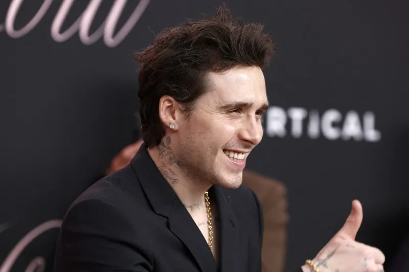 كيف خطفت ساعتي بروكلين بيكهام وزاك تشين الأضواء في فيديو غير تقليدي؟