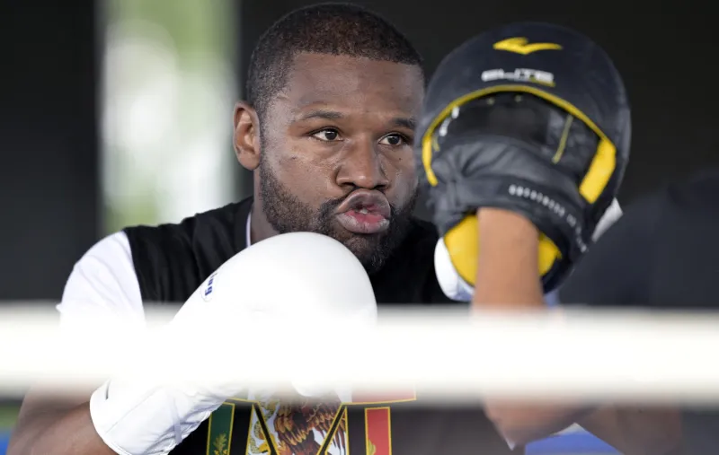 مايويذر يُعلن رسميًا نزاله أمام بطل الكيك بوكسينج زامبيديس 