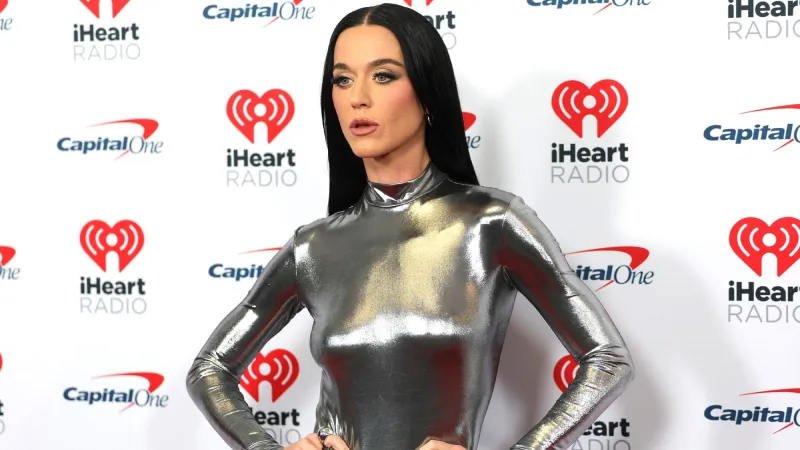 موعد تحت الأضواء: كاتي بيري وجاستن ترودو يلفتان الأنظار بلحظات عفوية (فيديو)