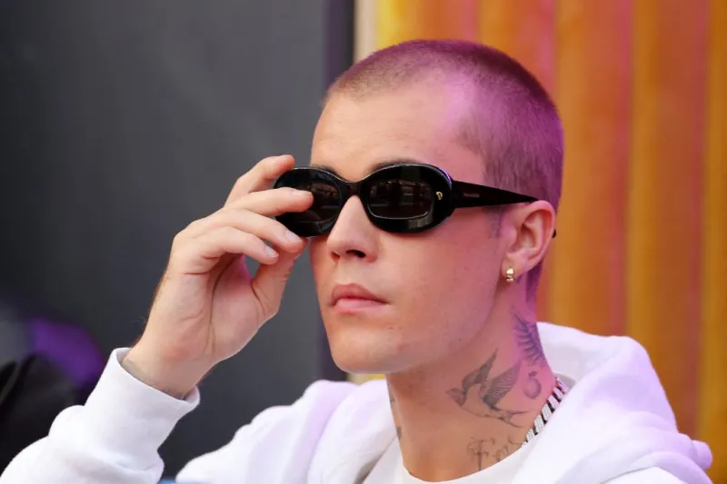 جاستن بيبر يوثق رحلة صيد مع ابنه جاك