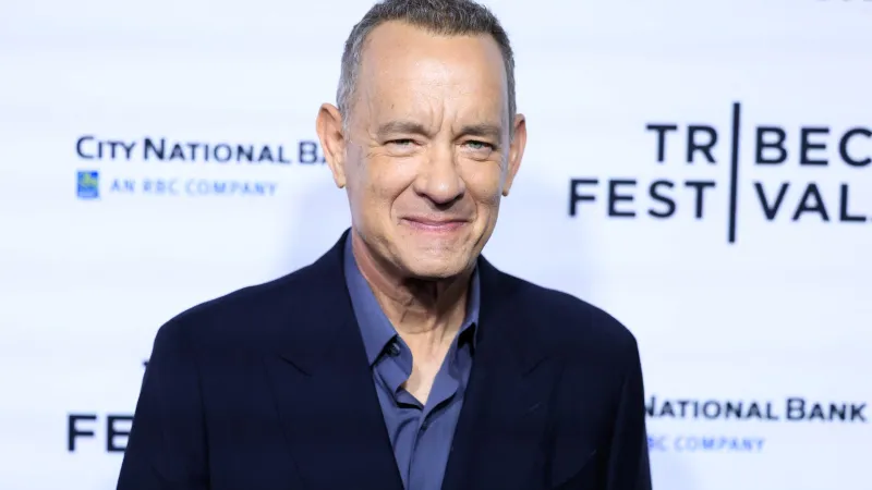 ما الذي دفع توم هانكس لدعم فرقة مغمورة بهذا الحماس؟ (فيديو)