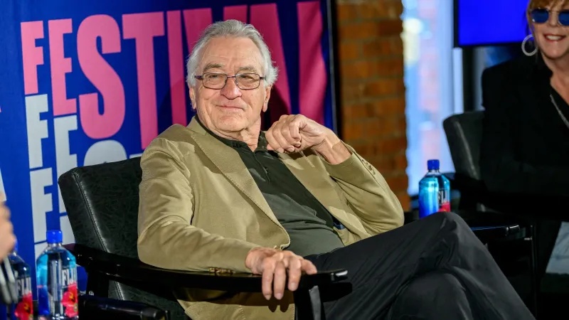 في سن الـ82.. روبرت دي نيرو يعيش أجمل أدواره كأب مع ابنته الأصغر (فيديو)