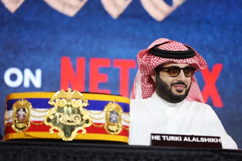 تركي آل الشيخ يتسلم قميص مانشستر يونايتد في ملعب توتنهام خلال ليلة فيوري (فيديو)