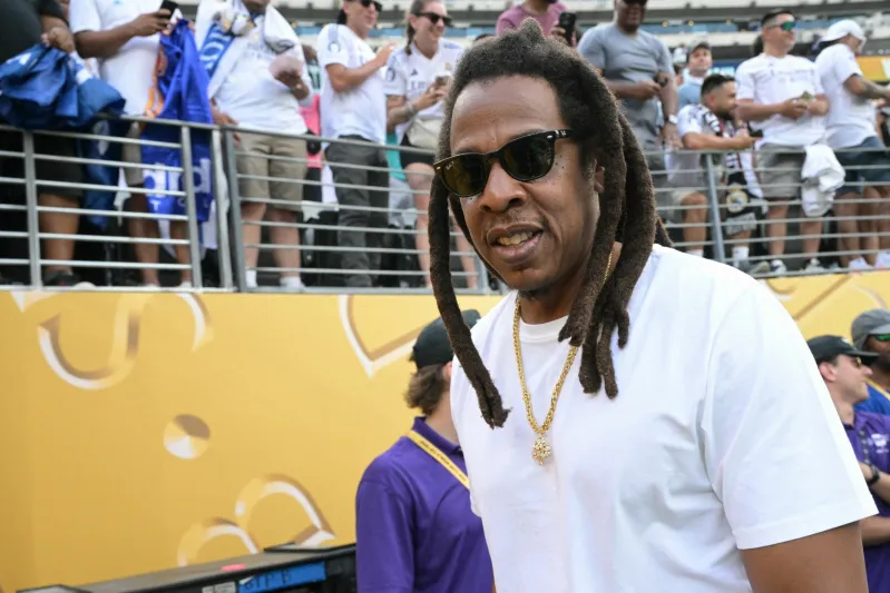 بـ12 تعقيدًا مبدعًا.. جاي زي يتألق بإصدار نادر من ساعات باتيك فيليب!