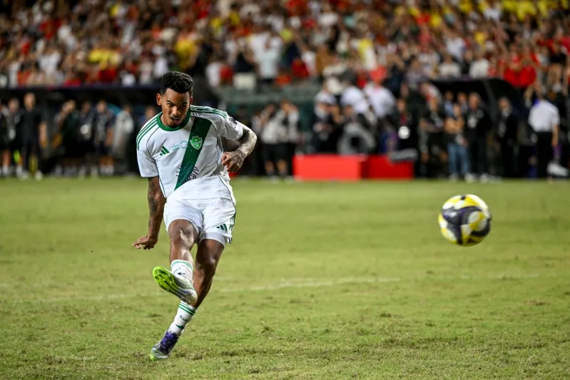 تسديدة صاروخية من جالينو تهز شباك فيسيل كوبي.. ما سرعتها؟