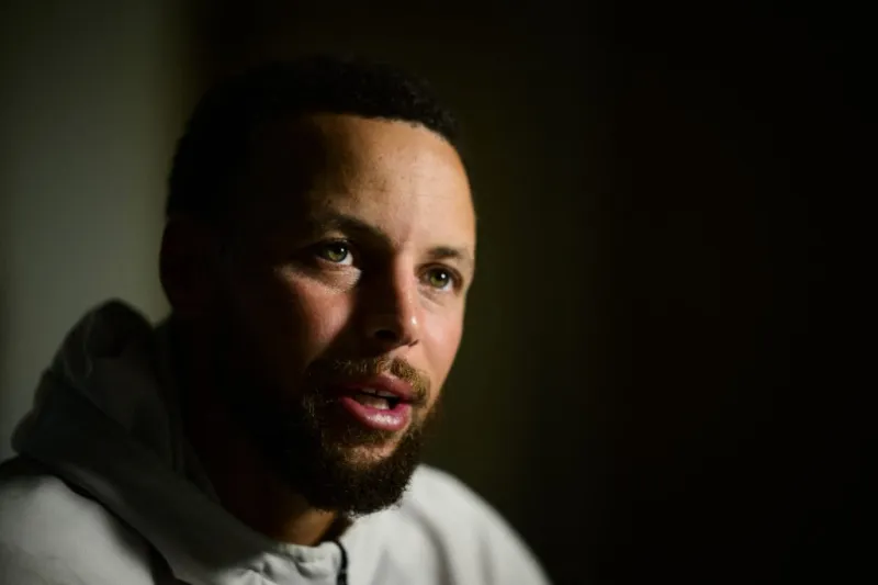 مزاد أحذية ستيفن كاري: ماذا سيفعل نجم الدوري الأمريكي لكرة السلة بالأرباح؟