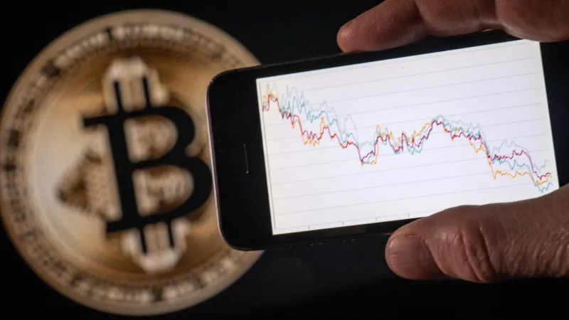 بيتكوين تتأرجح قرب هذا الرقم وسط ضغوط السوق