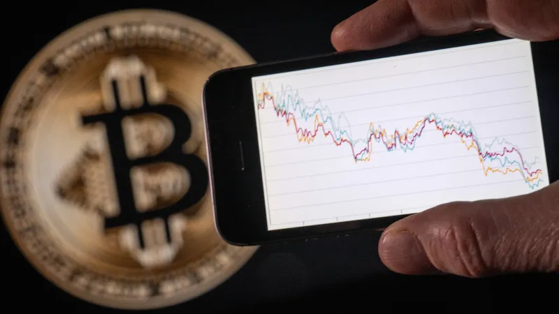 بيتكوين تتجاوز 77 ألف دولار.. هل تصمد أمام تقلبات الأسواق العالمية؟