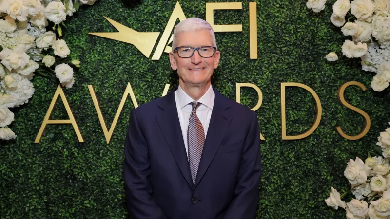 أبل تحتفل بخمسين عامًا من الابتكار.. ماذا قال تيم كوك؟ (فيديو)