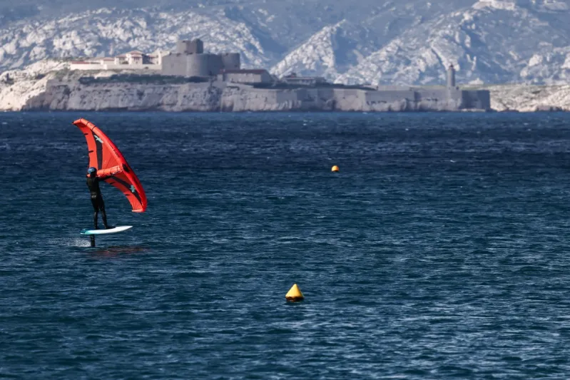 لحظة درامية في سان فرانسيسكو: لاعب تزلج شراعي يصطدم بحوت رمادي! (فيديو)