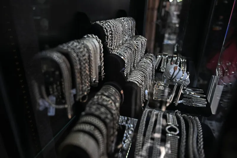 أسعار الفضة اليوم في السعودية: تراجع محدود وسط ترقب تحركات الأسواق العالمية