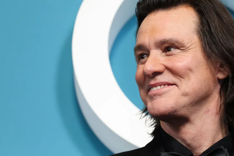 جيني مكارثي تكشف السر وراء مظهر جيم كاري في حفل جوائز سيزار: هل تم استنساخه؟ (فيديو)