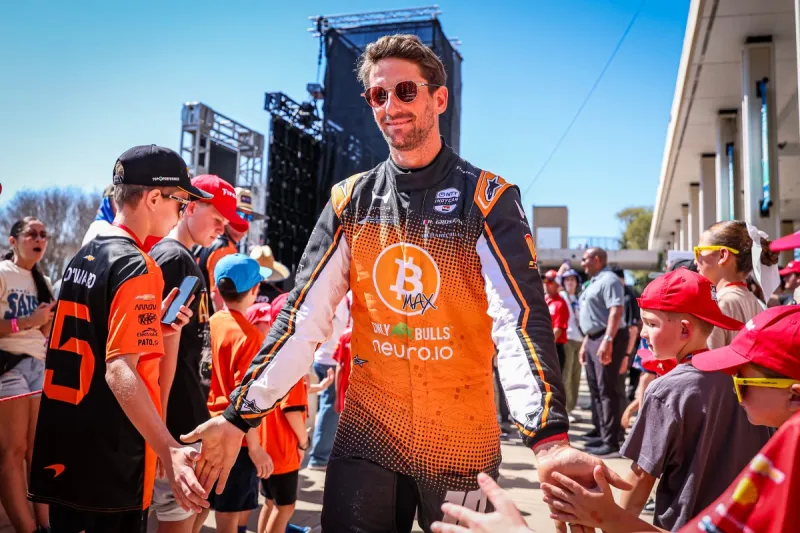 شاهد كيف نجا سائق "إنديانابوليس 500" من حادث مروع بسبب طائر!