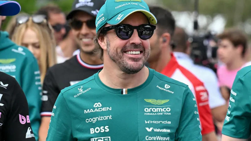 بطاقة دخول رمزية.. فورمولا 1 تفاجئ ألونسو احتفاءً بمولوده الأول (فيديو)