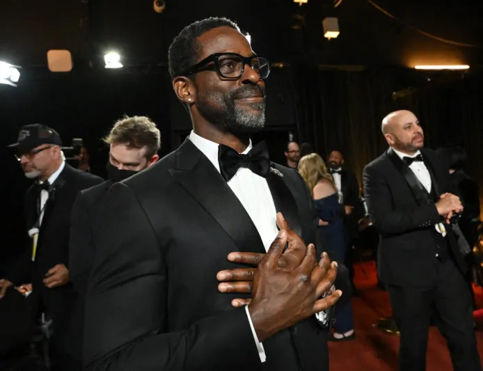 في عيد ميلاده الـ50.. كم تبلغ ثروة ستيرلينغ ك. براون؟