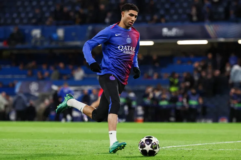 لقاء العمالقة.. أشرف حكيمي يقدم هدية لريهانا في لحظة استثنائية