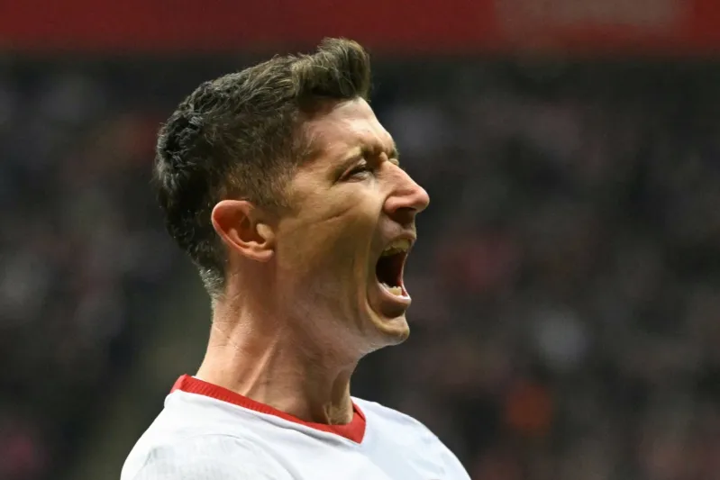 ليفاندوفسكي يودّع حلم المونديال بالدموع.. ماذا حدث في مباراة السويد وبولندا؟ (فيديو)