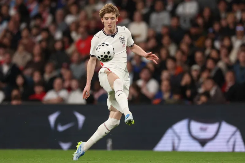 نجم إنجلترا يقترب من ارتداء قميص بايرن ميونخ