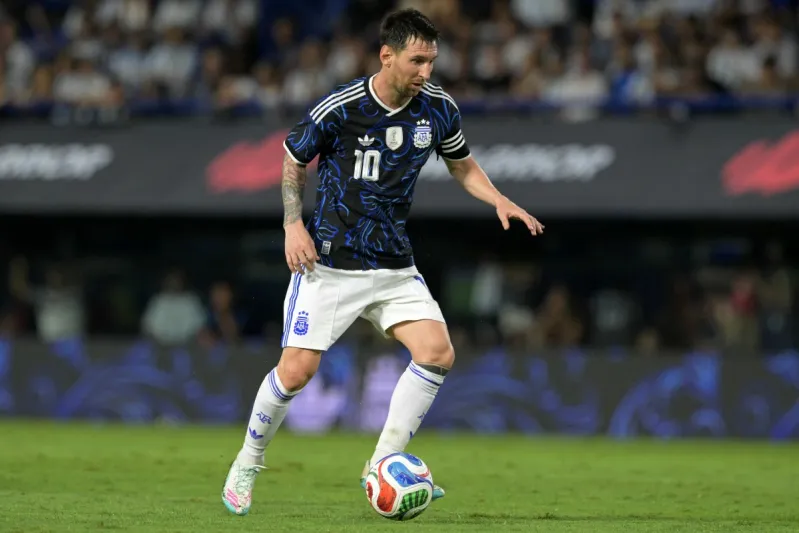 ميسي يتألق ويقود الأرجنتين لاكتساح زامبيا بخماسية استعدادًا للمونديال (فيديو)