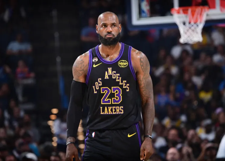 ليبرون جيمس يظهر استياءه من تمريرة خاطئة لابنه بروني (فيديو)