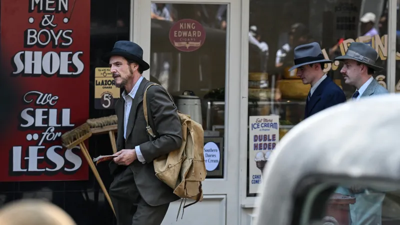 إطلالة غير مألوفة.. بيدرو باسكال يطل بملامح صارمة في De Noche