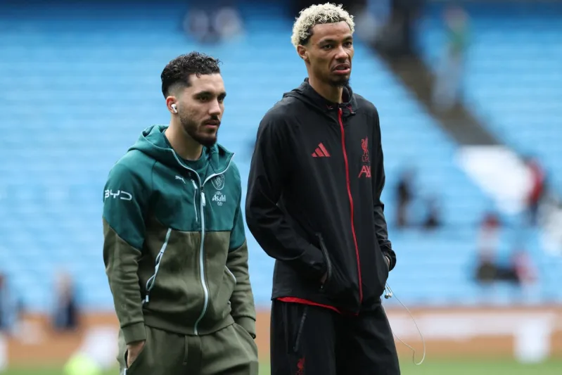 قميص ليفربول يضع لاعب السيتي في مأزق (فيديو)