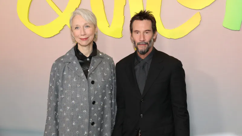 رومانسية كيانو ريفز وألكسندرا غرانت تسرق الأضواء من عرض "Outcome" (فيديو)