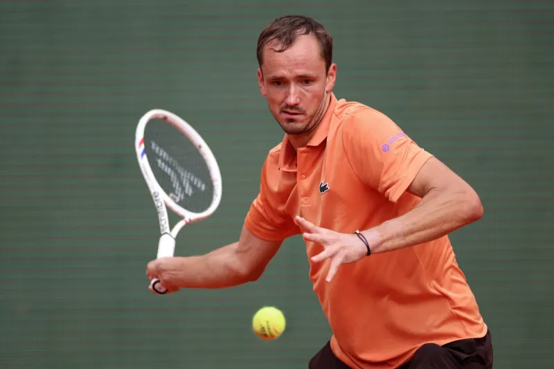 ميدفيديف يحطم مضربه بعد أسوأ هزائمه في التنس (فيديو)