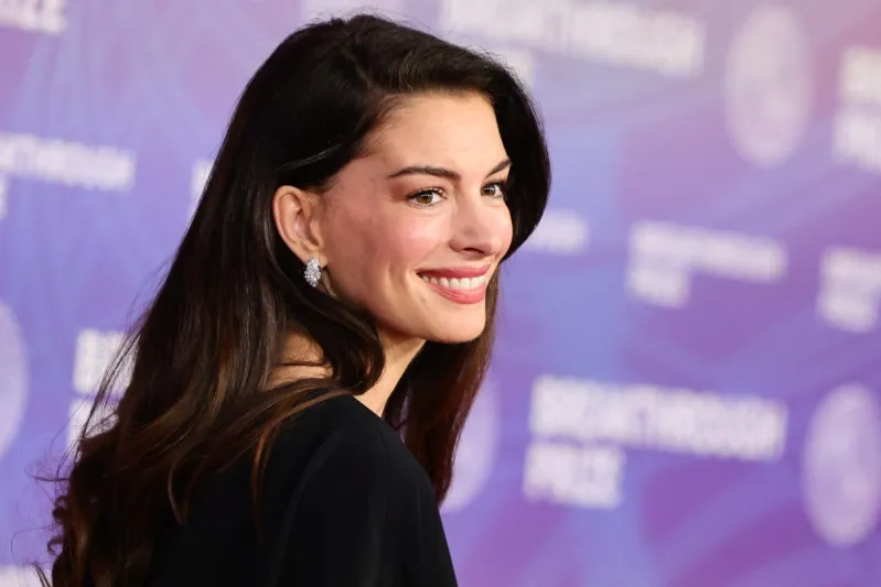 "إن شاء الله" تُحوّل آن هاثاواي إلى حديث العالم العربي (فيديو)