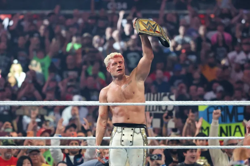 كودي رودس يحتفظ بلقبه ونجوم جدد يتوجون في الليلة الأولى من رسلمانيا 42 (فيديو)