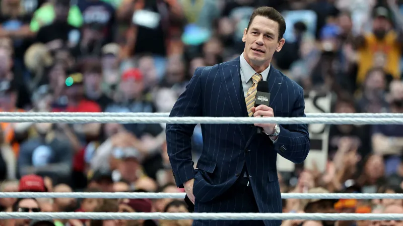 اعتراف جريء من جون سينا حول تجربة زراعة الشعر (فيديو)