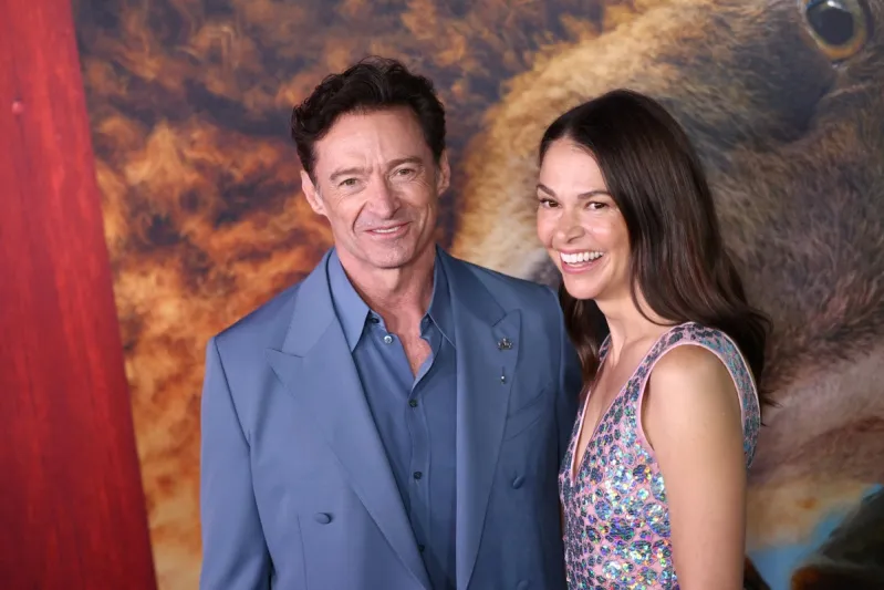 السجادة الحمراء تتوهج برومانسية هيو جاكمان وساتون فوستر في عرض فيلمهما الجديد (فيديو)