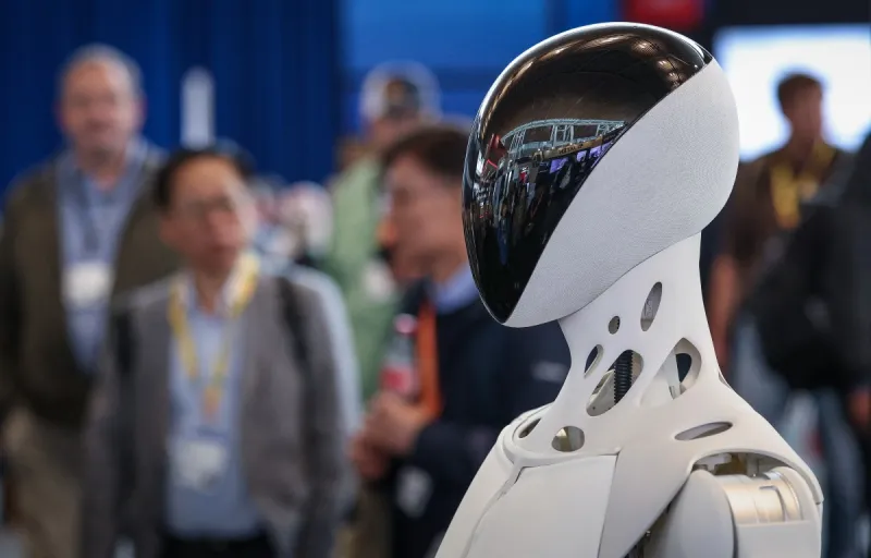 روبوت راقص يتحول إلى تهديد: حادث مفزع في مهرجان رياضي بالصين! (فيديو)