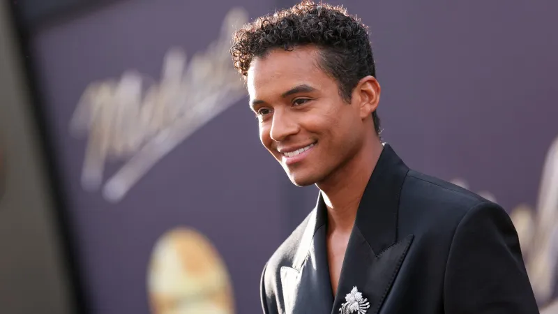 هل غنّى جعفر جاكسون بنفسه في Michael؟ (فيديو)