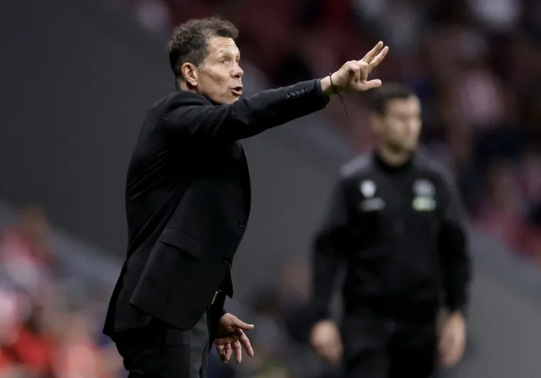 سيميوني يدخل في مشادة مع لاعب آرسنال.. ما القصة؟ (فيديو)