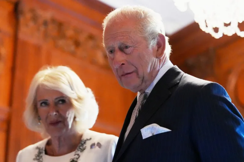 لقطة طريفة.. رد فعل الملك تشارلز يلفت الأنظار أثناء تقليد كوميدي له (فيديو)