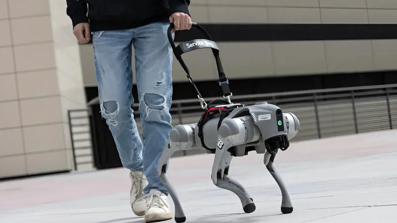 لأول مرة.. روبوت كلب يتحدث ويرشد المكفوفين صوتيًا (فيديو)