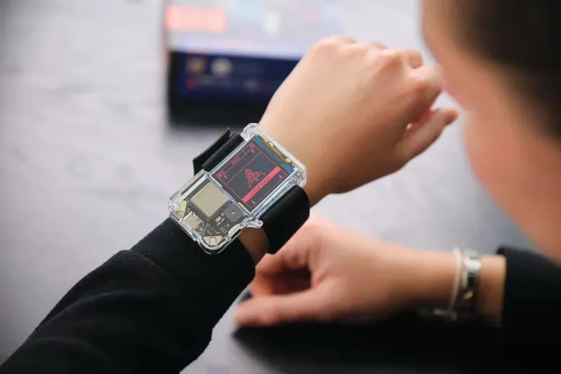 تزامنًا مع الرحلة التاريخية.. ناسا تطلق ساعة Artemis 2.0 بإطلالة Pip-Boy المستقبلية