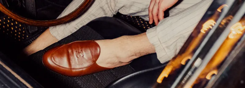 فلسفة الراحة الفاخرة: لماذا تكتسح الـ Loafer Mules مشهد الموضة؟
