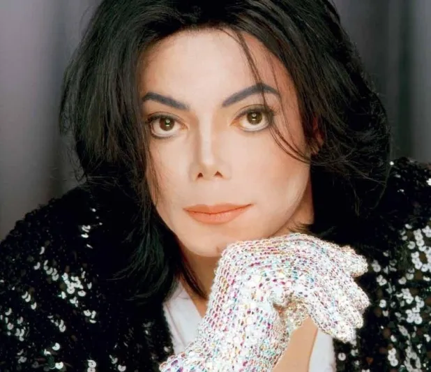 سر القفاز الواحد لملك البوب مايكل جاكسون: قطعة أصلية نادرة تُعرض للبيع 