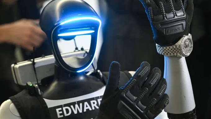 روبوت بشري يثير الإعجاب في وارسو: كيف طارد "إدوارد" الخنازير البرية؟ (فيديو)