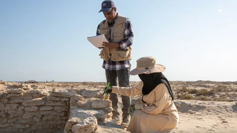 اكتشافات أثرية مذهلة تعيد ميناء رأس قرية إلى الواجهة (فيديو)