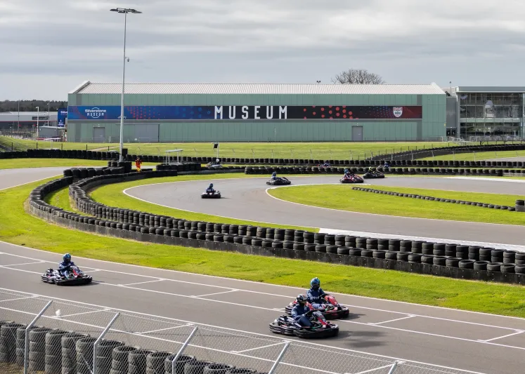 فندق سيلفرستون يكسر القواعد.. مسبح وأشجار نخيل في قلب "الفورمولا 1"!