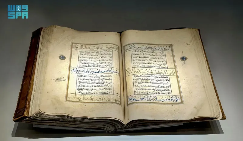 مصحف من القرن الثالث عشر الهجري يُزيّن جدران متحف القرآن الكريم في مكة المكرمة