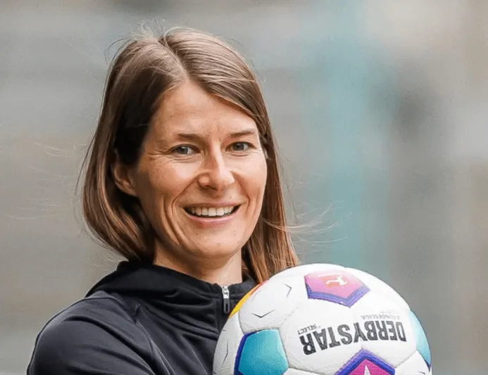 ماري لويز إيتا تكتب تاريخًا جديدًا: أول مدربة في الدوري الألماني للرجال!