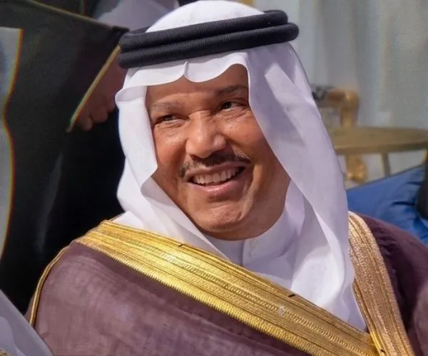 بـ "الخطوة العسيرية".. محمد عبده يخطف الأنظار في حفل زفاف نجله بدر  (فيديو)