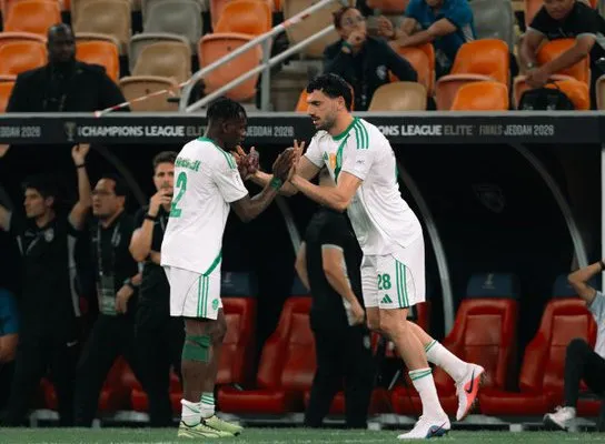 يايسله يعيد ديميرال لتشكيل الأهلي الأساسي في مواجهة فيسيل كوبي في  دوري أبطال آسيا (فيديو)