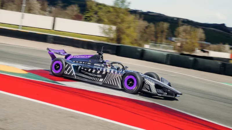 أخف من مياتا وأسرع من بوغاتي.. بورشه تكشف عن 975 RSE (فيديو)