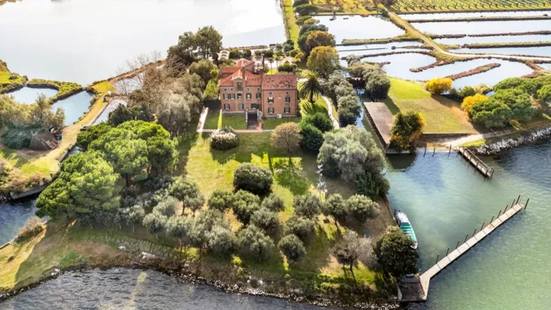 جزيرة سواروفسكي الفاخرة في بحيرة البندقية للبيع.. تعرف على المواصفات والسعر