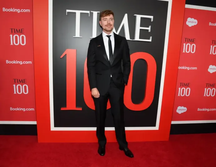 نجوم هوليوود يتألقون على السجادة الحمراء لحفل Time100 لعام 2026 (فيديو)